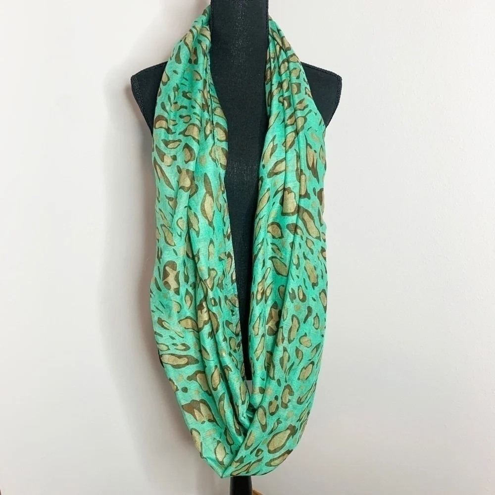 Green Leopard Round Infinity Women's Scarf 72 Dia